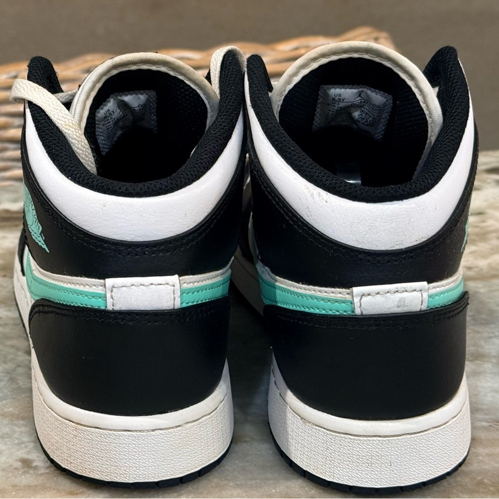 Youth NIKE Air Jordan 1 Mid high top sneakers- green glow/white/black. Size 6.5Y - Picture 7 of 10
